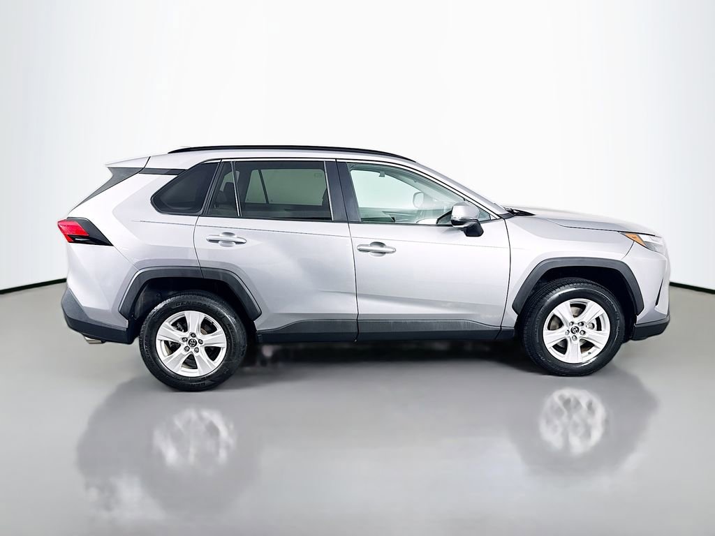 Used 2022 Toyota RAV4 XLE w/ Convenience Package FWD image 4