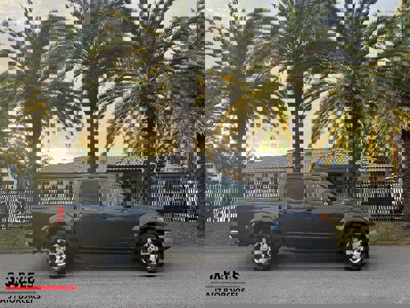 Used 2010 Nissan Frontier SE image 2