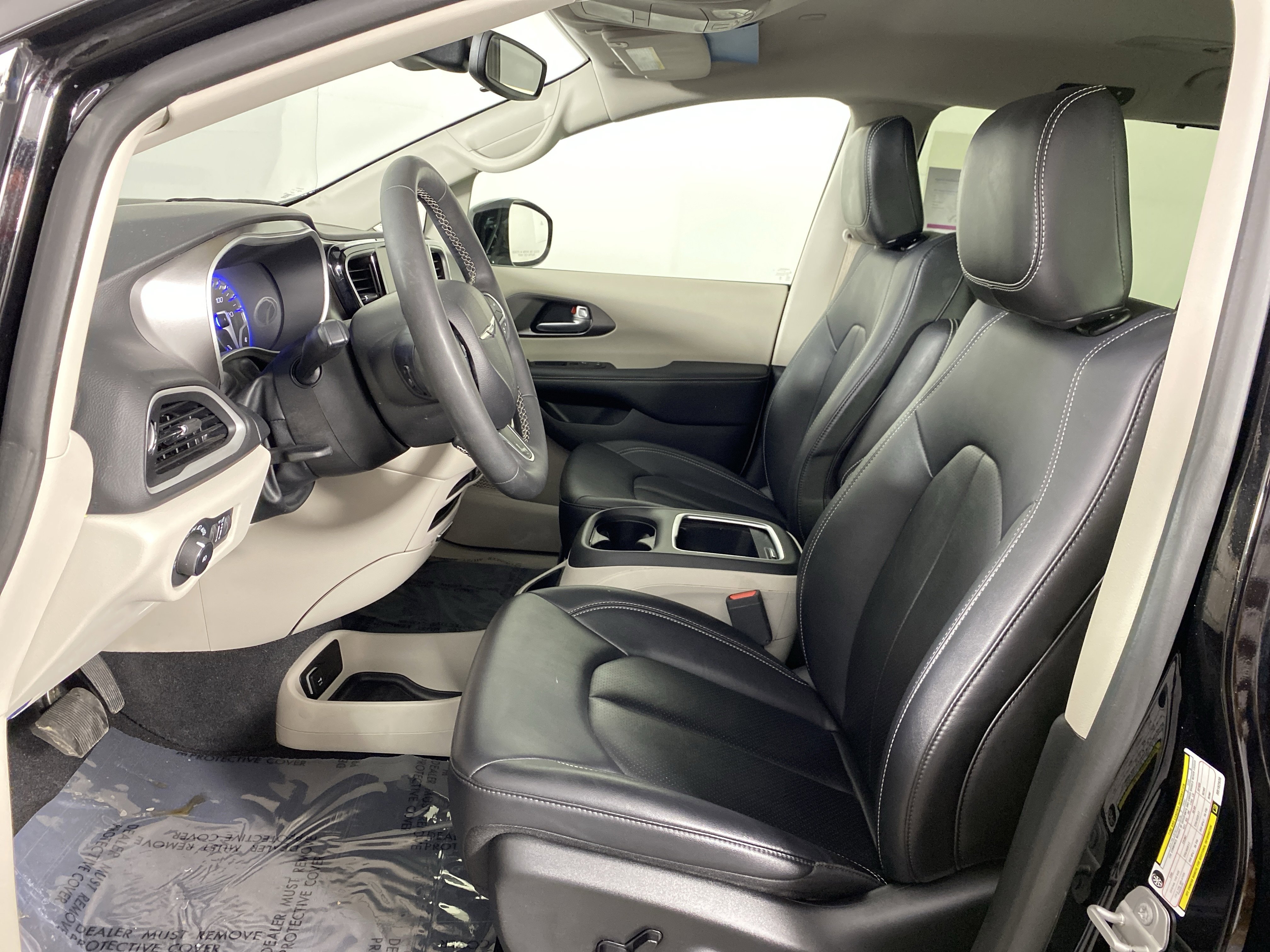 Used 2024 Chrysler Pacifica Touring-L image 15