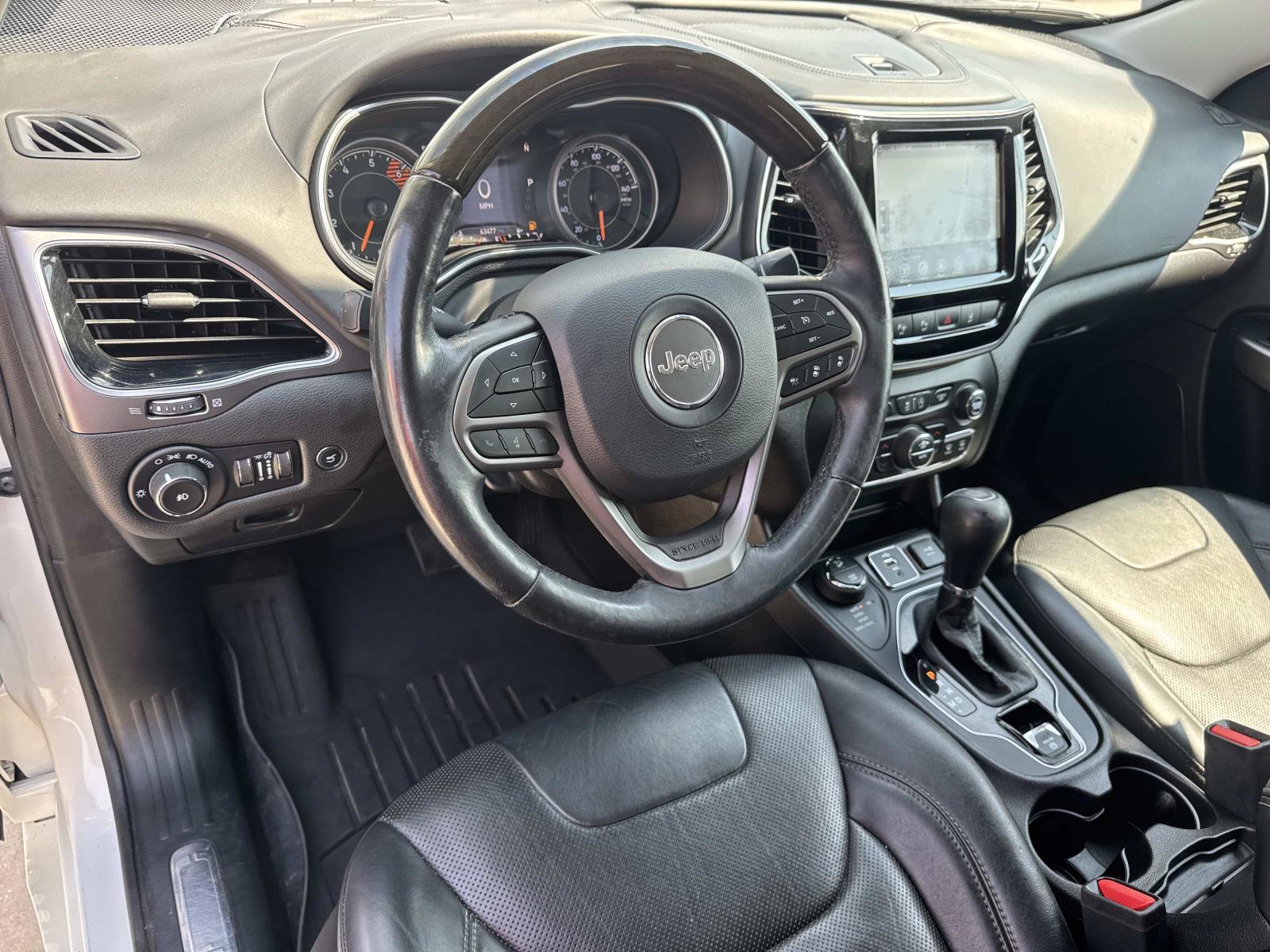 Used 2019 Jeep Cherokee Overland w/ Technology Group AWD/4WD image 18