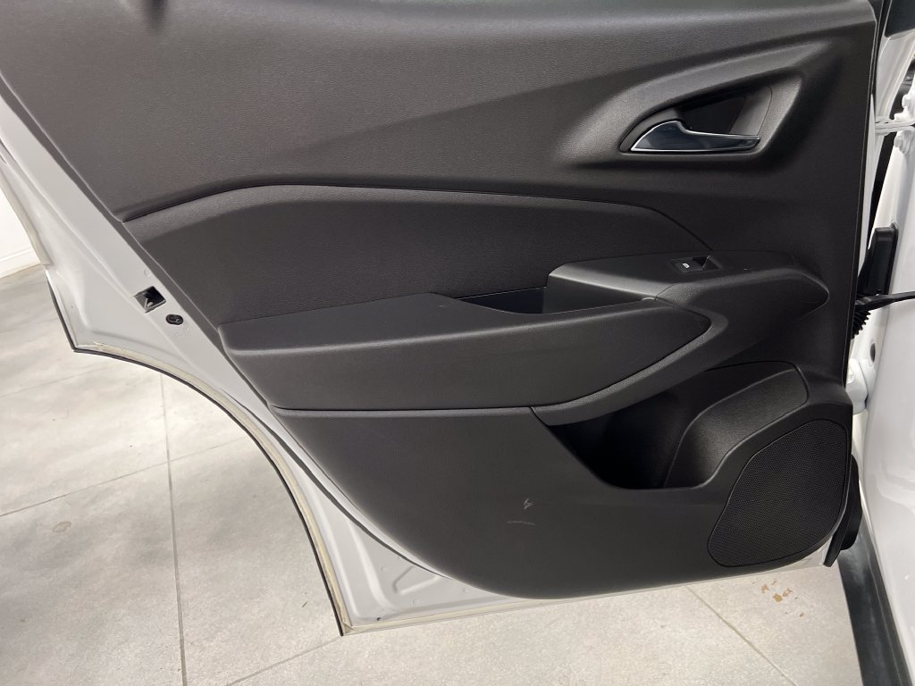 Used 2025 Chevrolet Trax LT FWD image 19