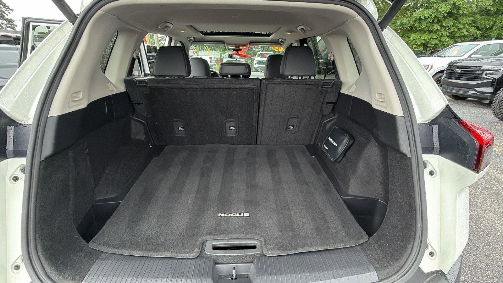Used 2023 Nissan Rogue SV w/ SV Premium B Package FWD image 10