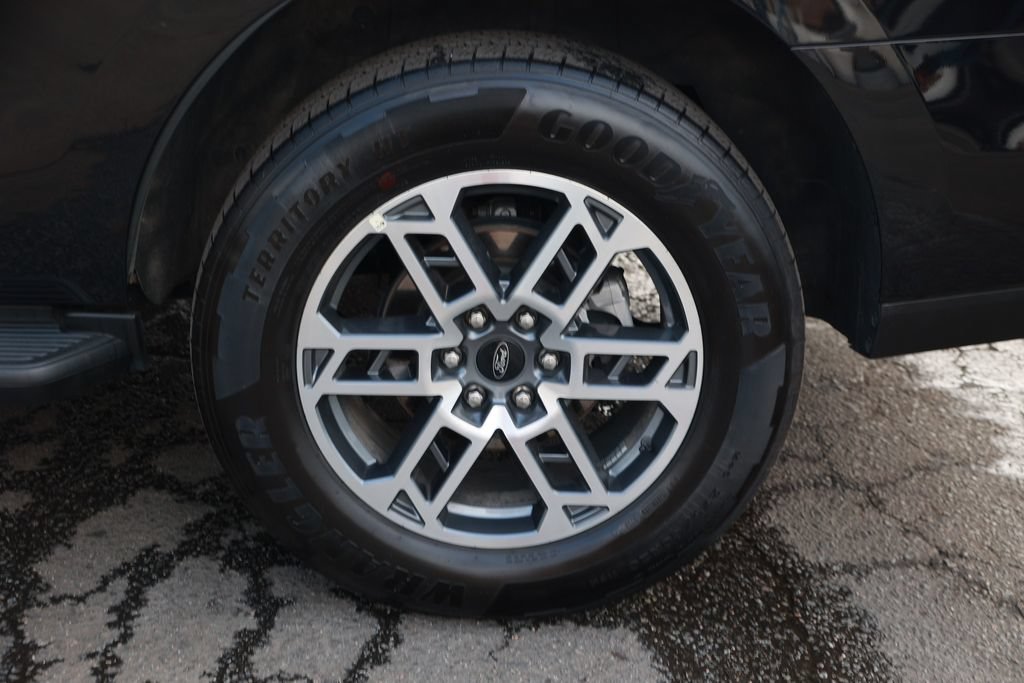 Used 2025 Ford Expedition Active RWD image 13