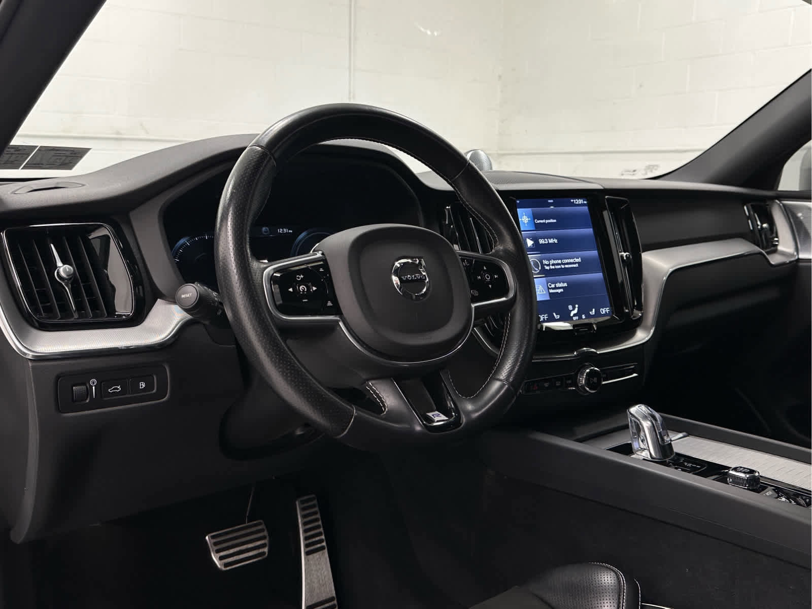 Used 2018 Volvo XC60 T8 R-Design w/ Convenience Package image 10