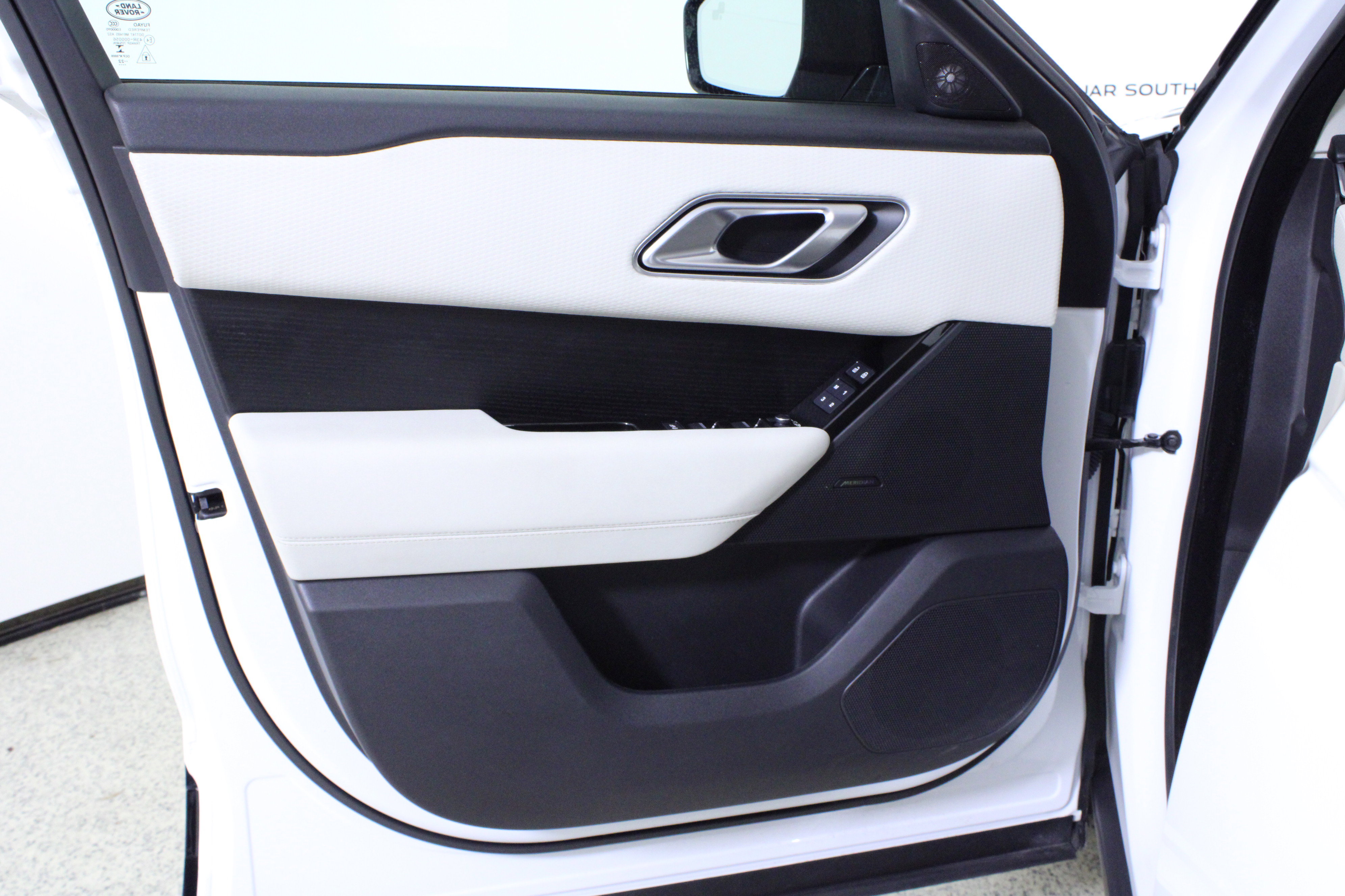 Used 2023 Land Rover Range Rover Velar R-Dynamic S image 19