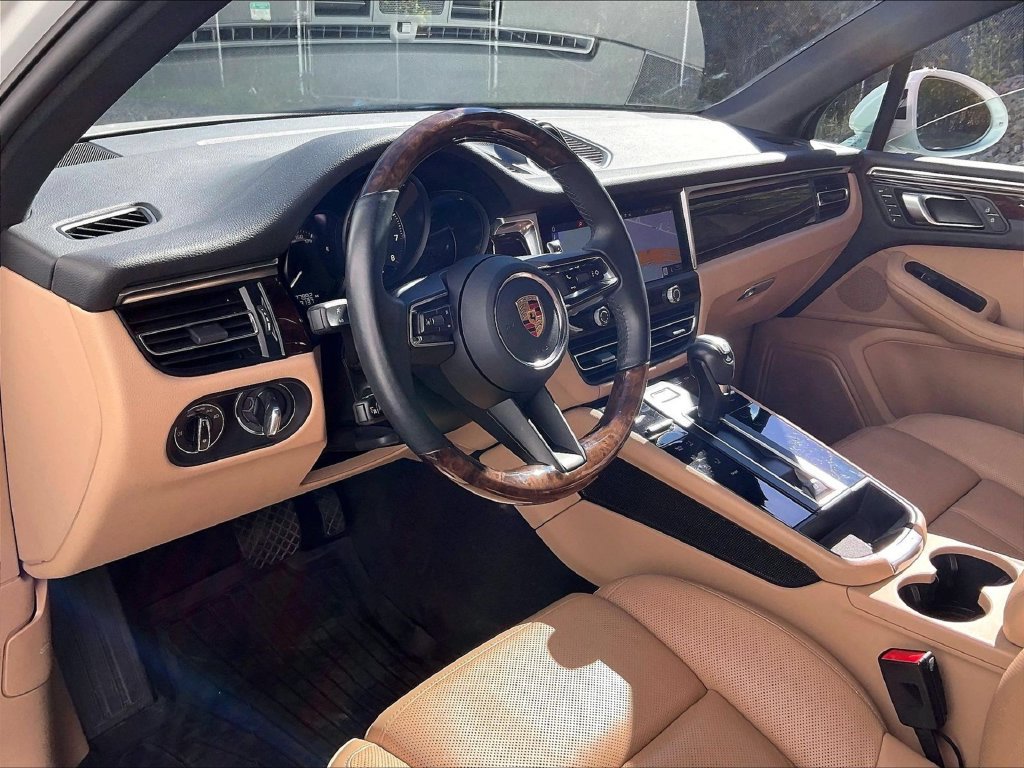 Certified 2023 Porsche Macan AWD/4WD image 4