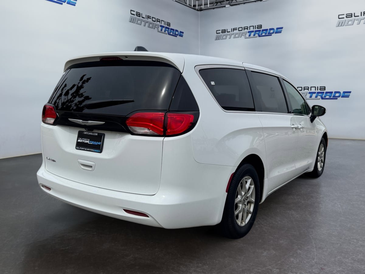 Used 2022 Chrysler Voyager LX FWD image 5