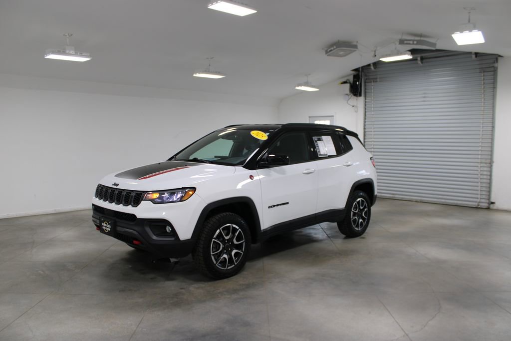 Used 2025 Jeep Compass Trailhawk image 4