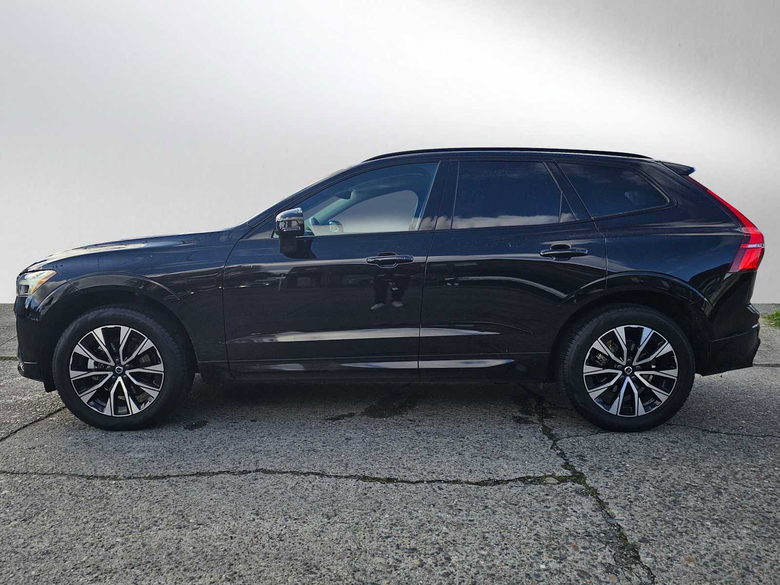 Used 2025 Volvo XC60 B5 Core w/ Protection Package Premier image 6