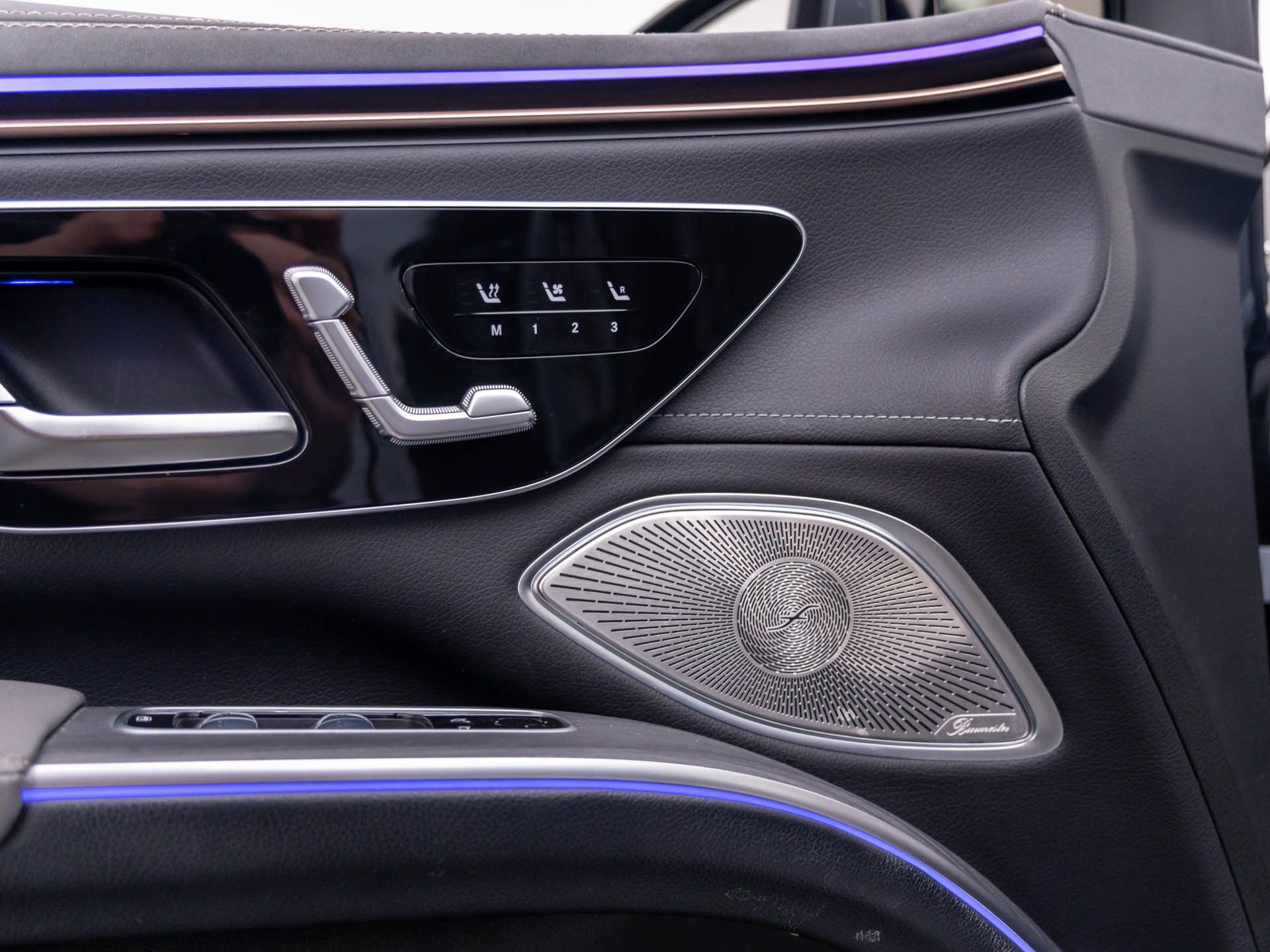 Used 2023 Mercedes-Benz EQS 580 4MATIC SUV w/ Exclusive Trim Package image 16