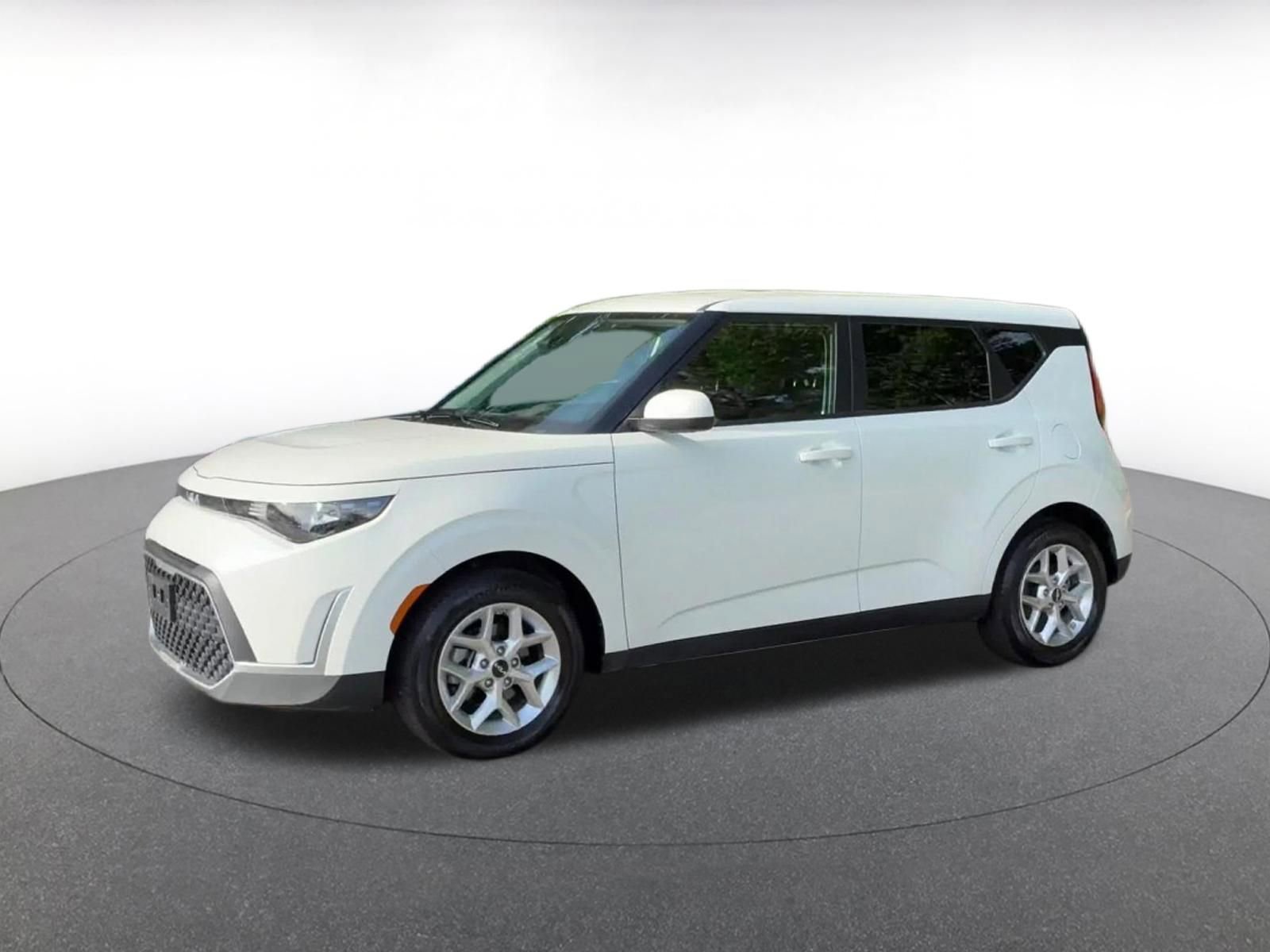 Used 2025 Kia Soul LX w/ LX Technology Package FWD image 14