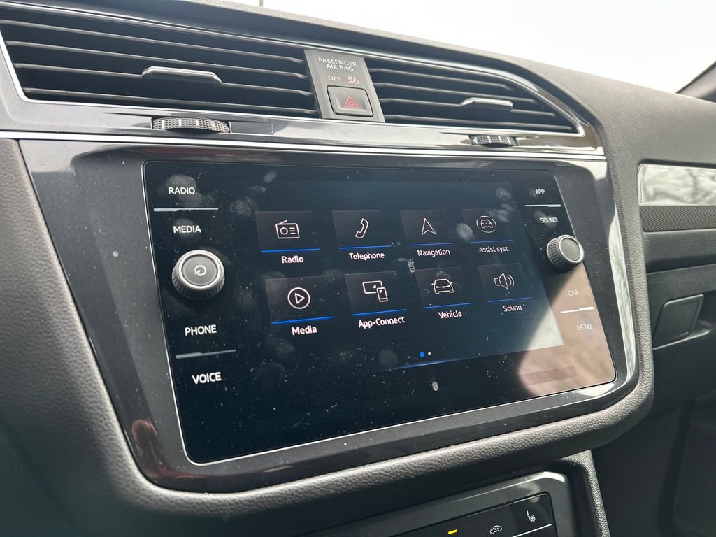 Certified 2024 Volkswagen Tiguan SE R-Line image 9