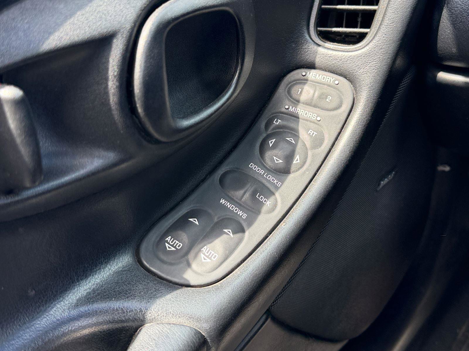 Used 2003 Chevrolet Corvette Convertible w/ Preferred Equipment Group1 RWD image 32