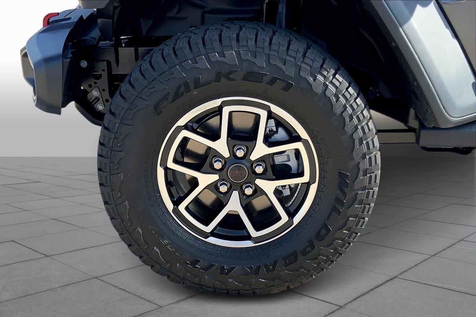 Used 2025 Jeep Gladiator Rubicon w/ Convenience Group AWD/4WD image 11