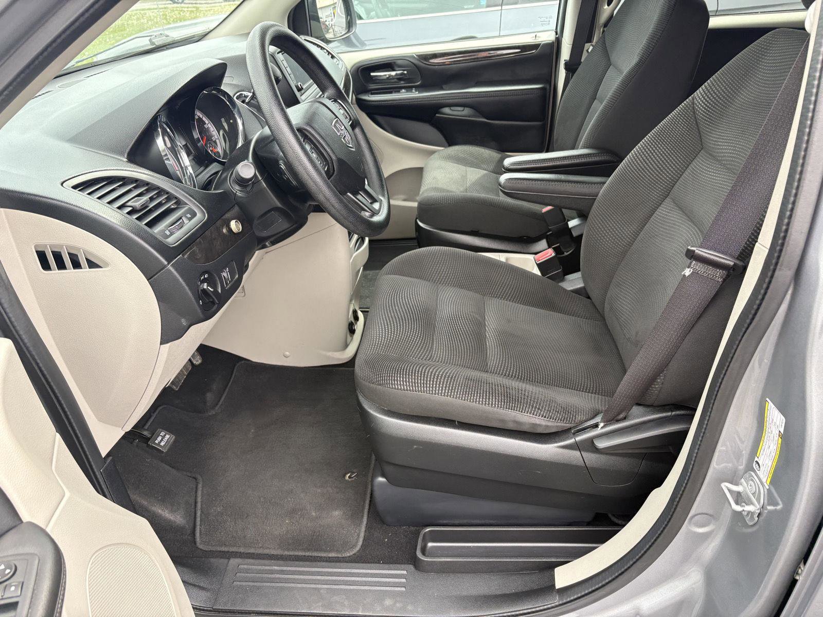 Used 2020 Dodge Grand Caravan SE image 4