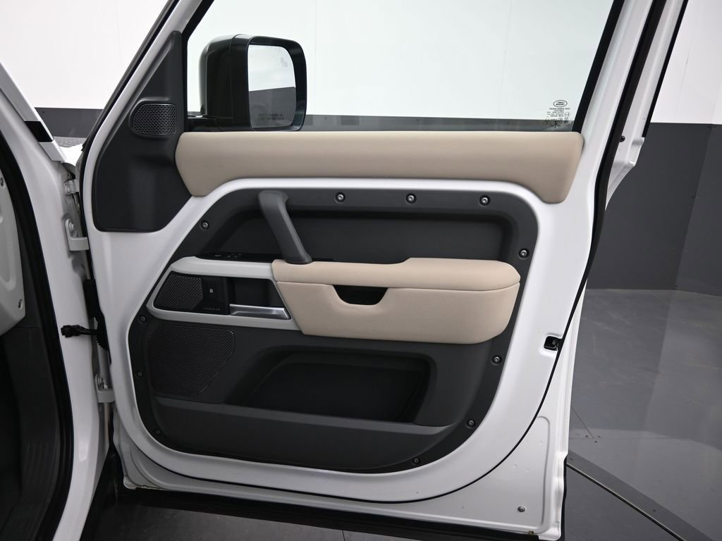 Used 2021 Land Rover Defender 110 SE image 4