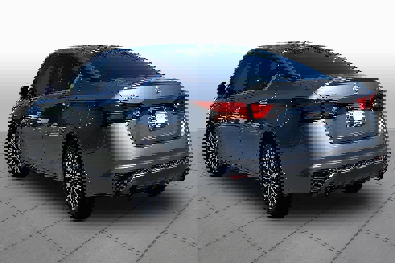 Used 2024 Nissan Altima 2.5 SV w/ SV Premium Package image 12