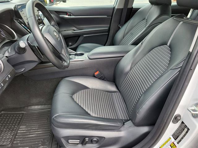 Used 2023 Toyota Camry SE image 3