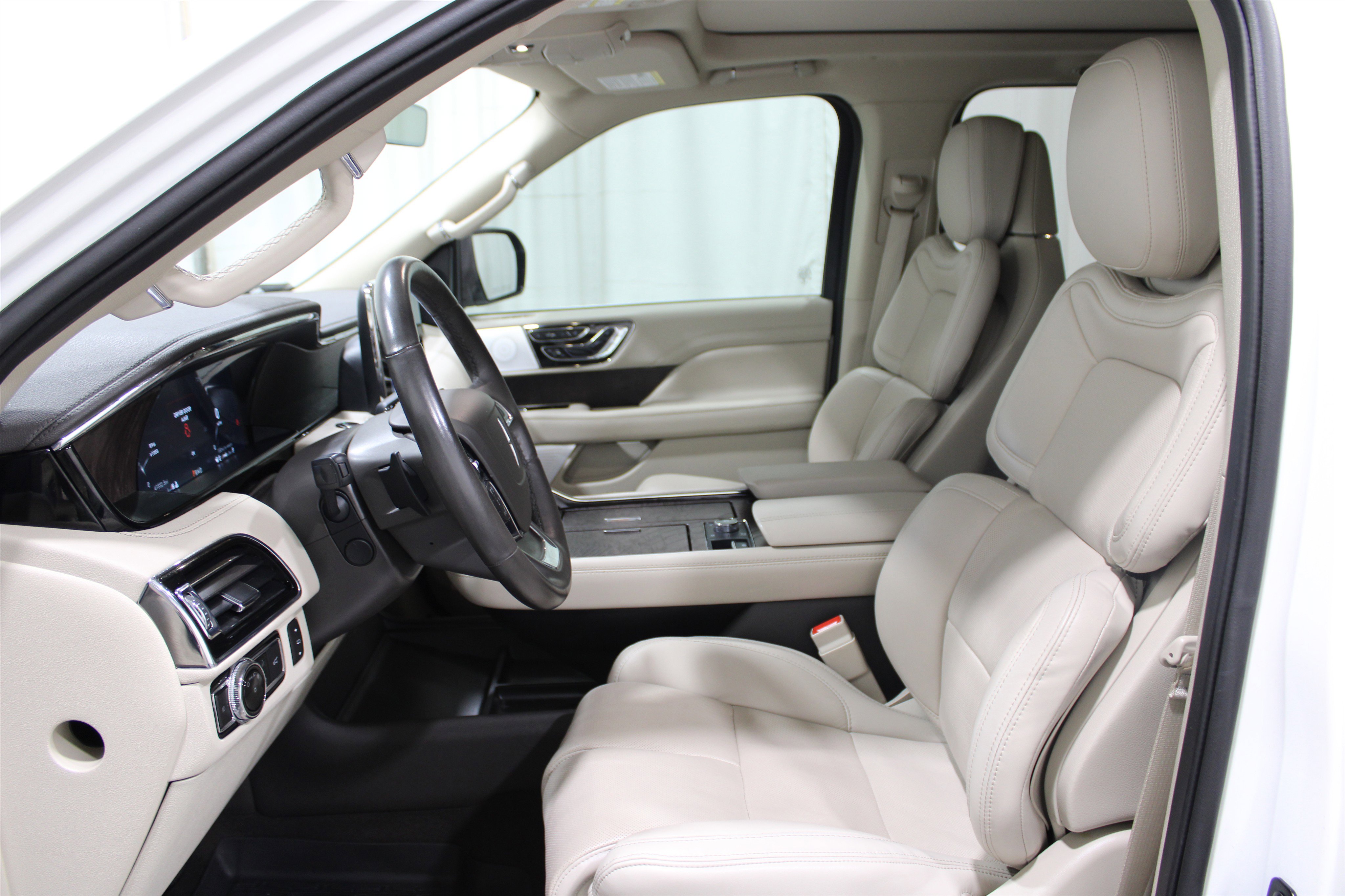 Used 2021 Lincoln Navigator Reserve w/ Luxury Package AWD/4WD image 3