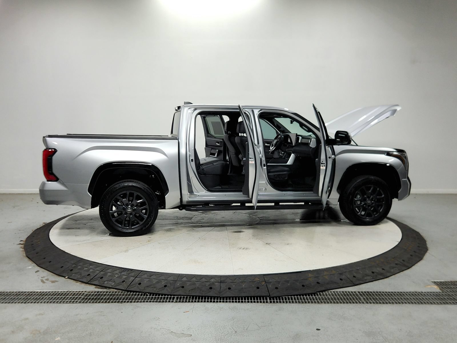 Used 2025 Toyota Tundra Platinum AWD/4WD image 17