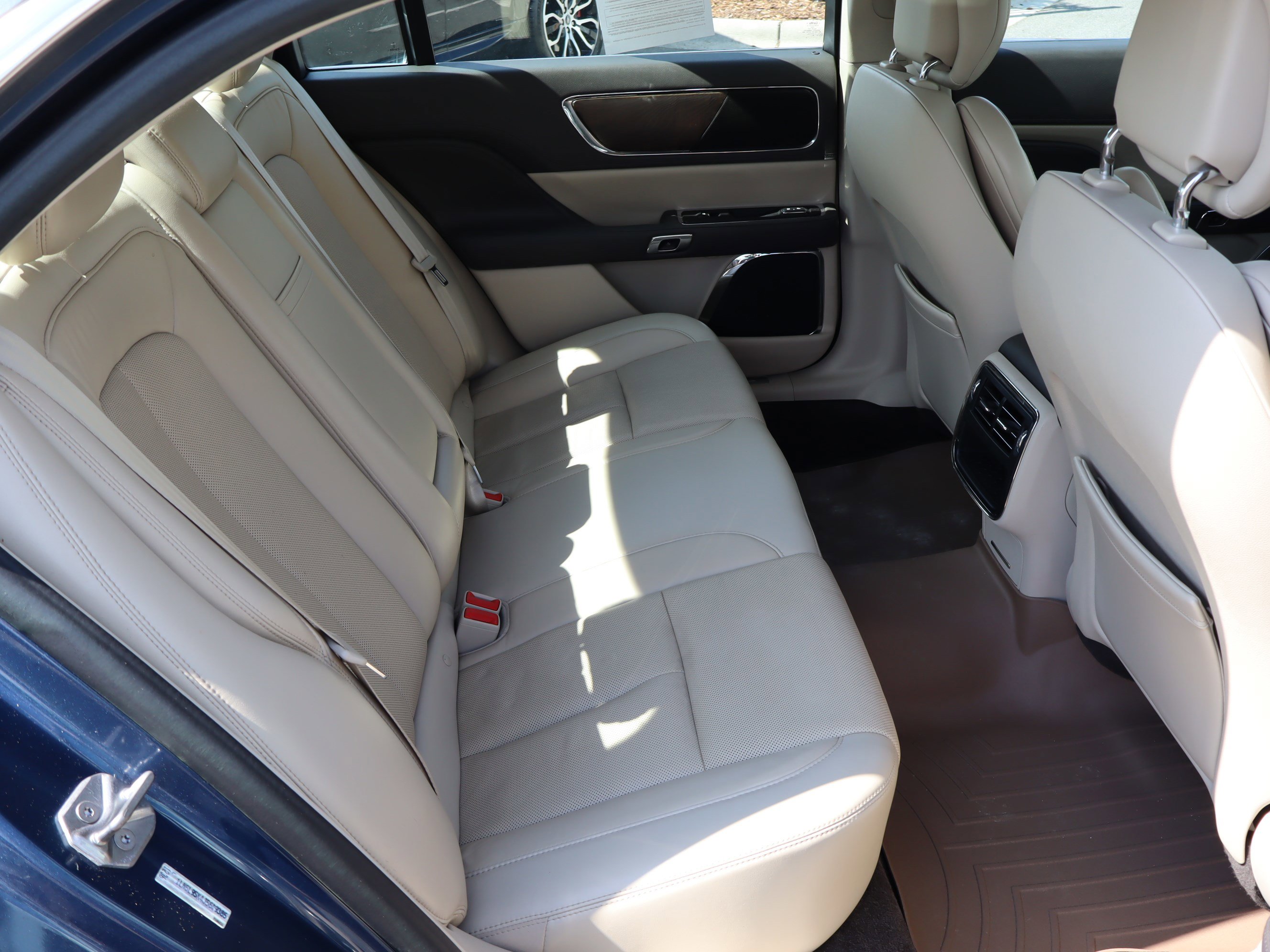 Used 2018 Lincoln Continental Select FWD image 33