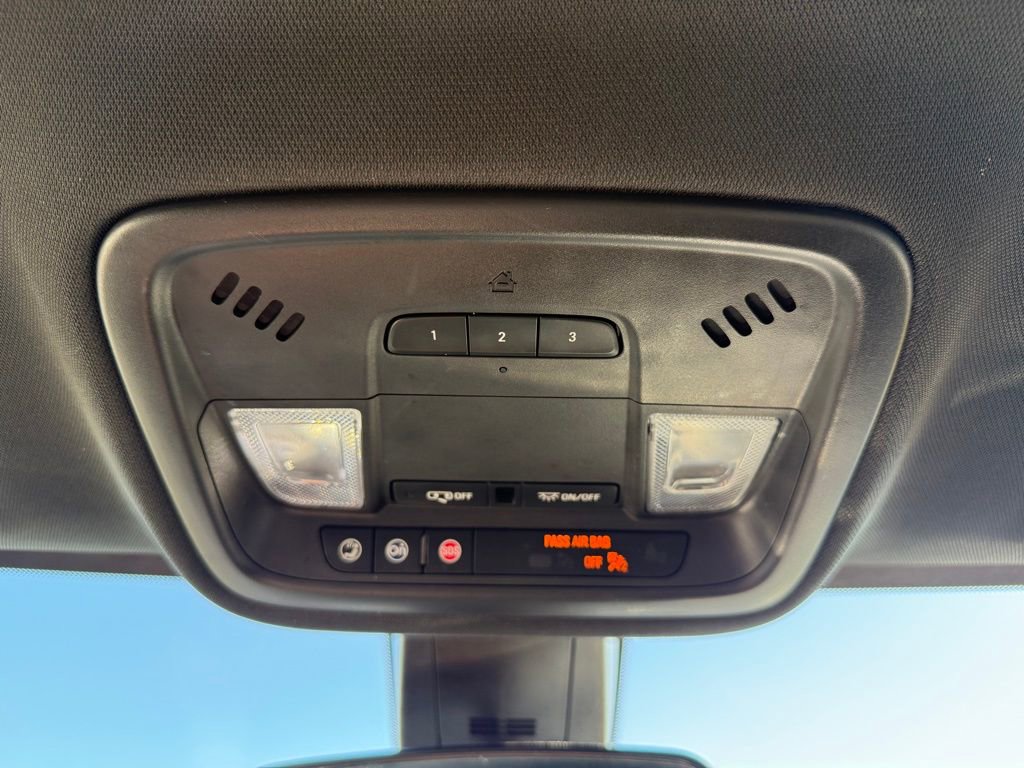 Used 2022 Chevrolet Traverse LT image 32