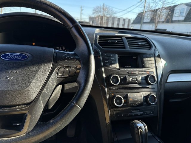 Used 2017 Ford Explorer XLT image 29