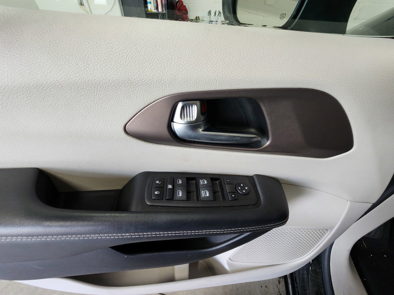 Used 2023 Chrysler Voyager LX FWD image 9