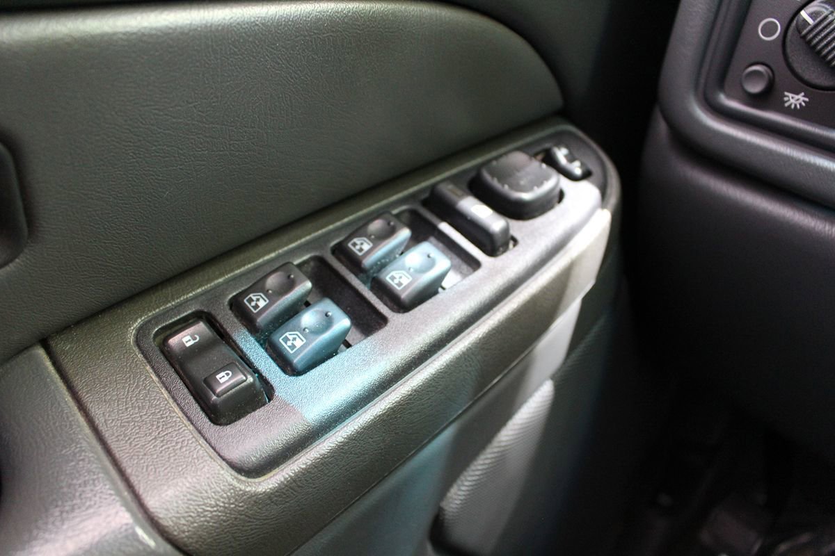 Used 2005 GMC Sierra 2500 SLE w/ Heavy-Duty Power Package AWD/4WD image 9