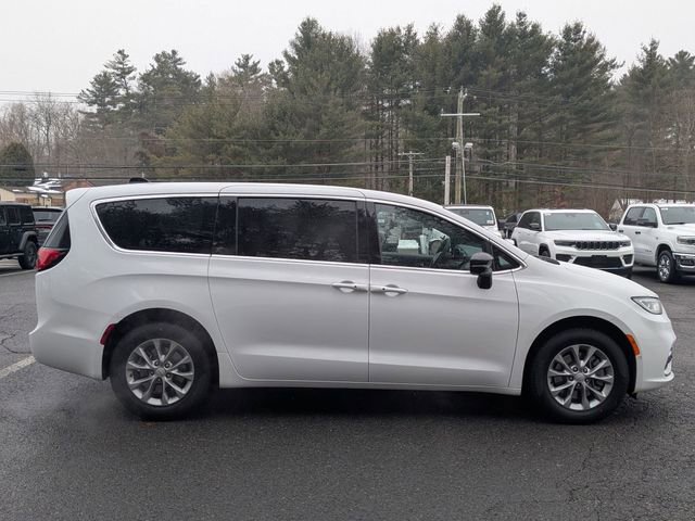 New 2026 Chrysler Pacifica Select AWD/4WD image 4