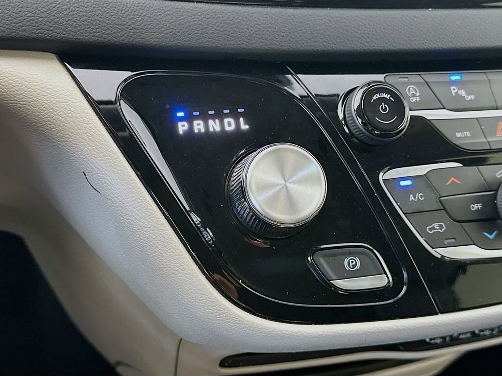 Used 2023 Chrysler Pacifica Touring-L FWD image 16