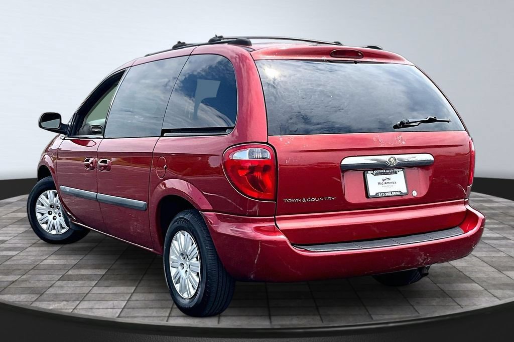 Used 2005 Chrysler Town & Country w/ Popular Equipment Group I FWD image 12