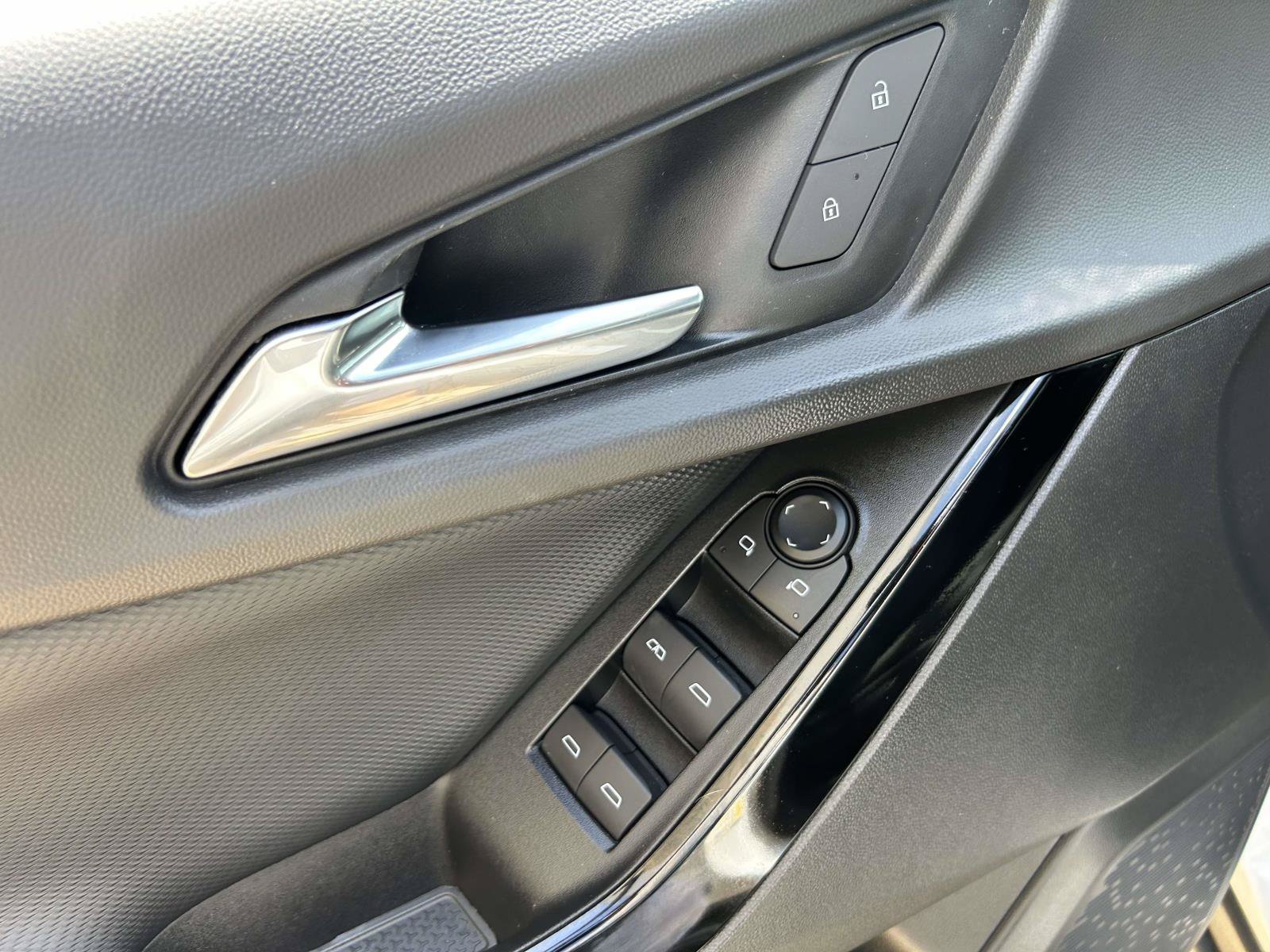 Used 2025 Chevrolet Equinox LT w/ Safety and Technology Package FWD image 12