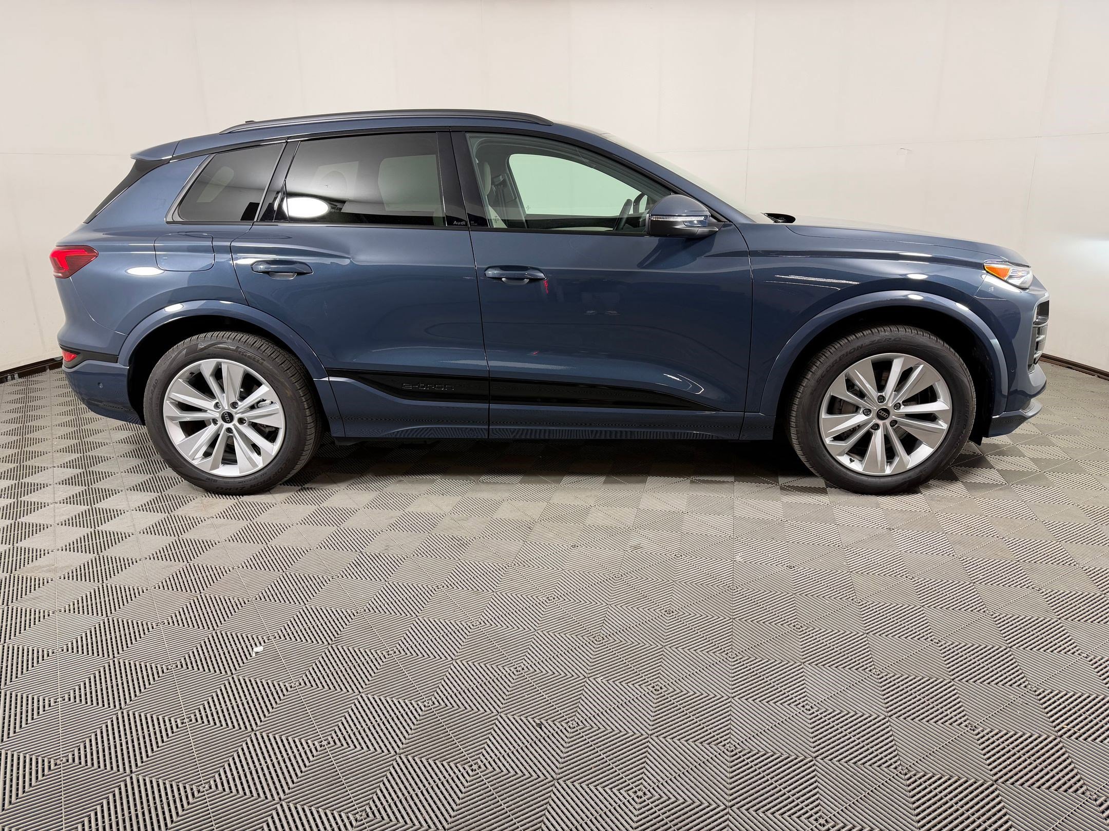 Used 2025 Audi Q6 e-tron Premium w/ Convenience Package RWD image 8