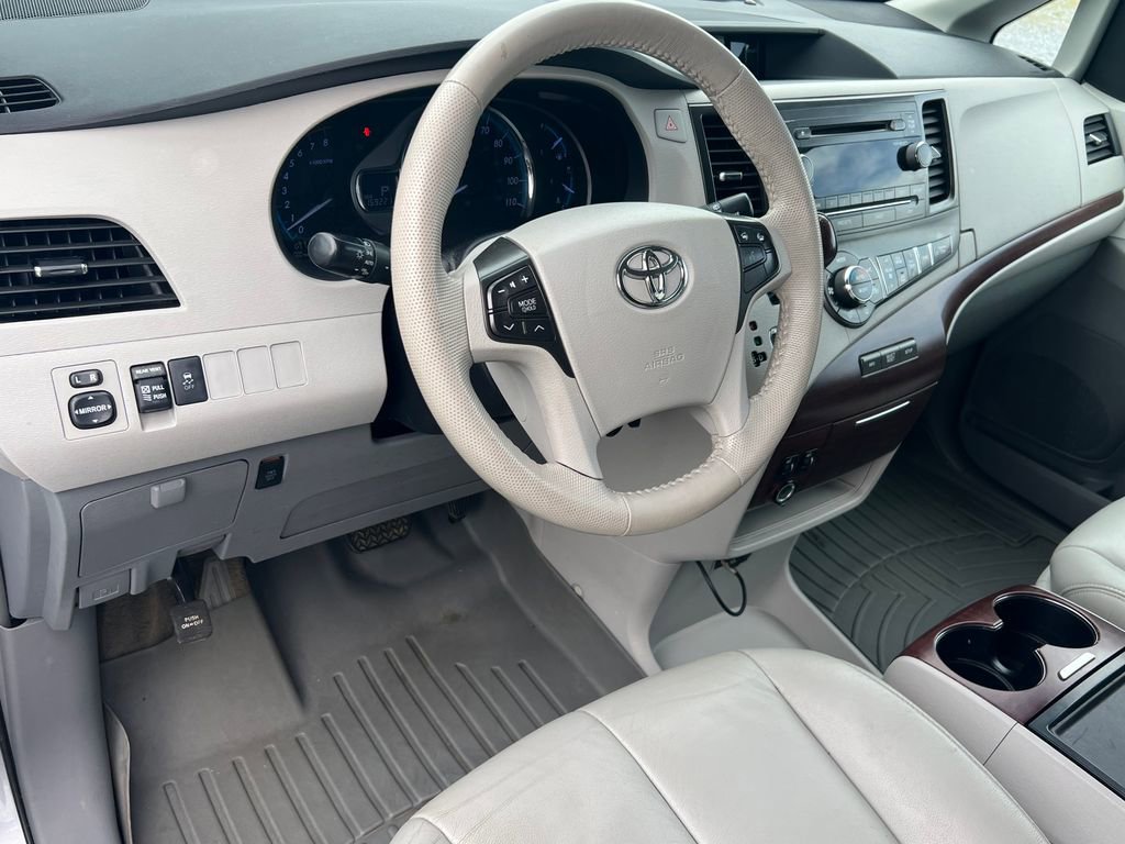 Used 2014 Toyota Sienna XLE FWD image 26