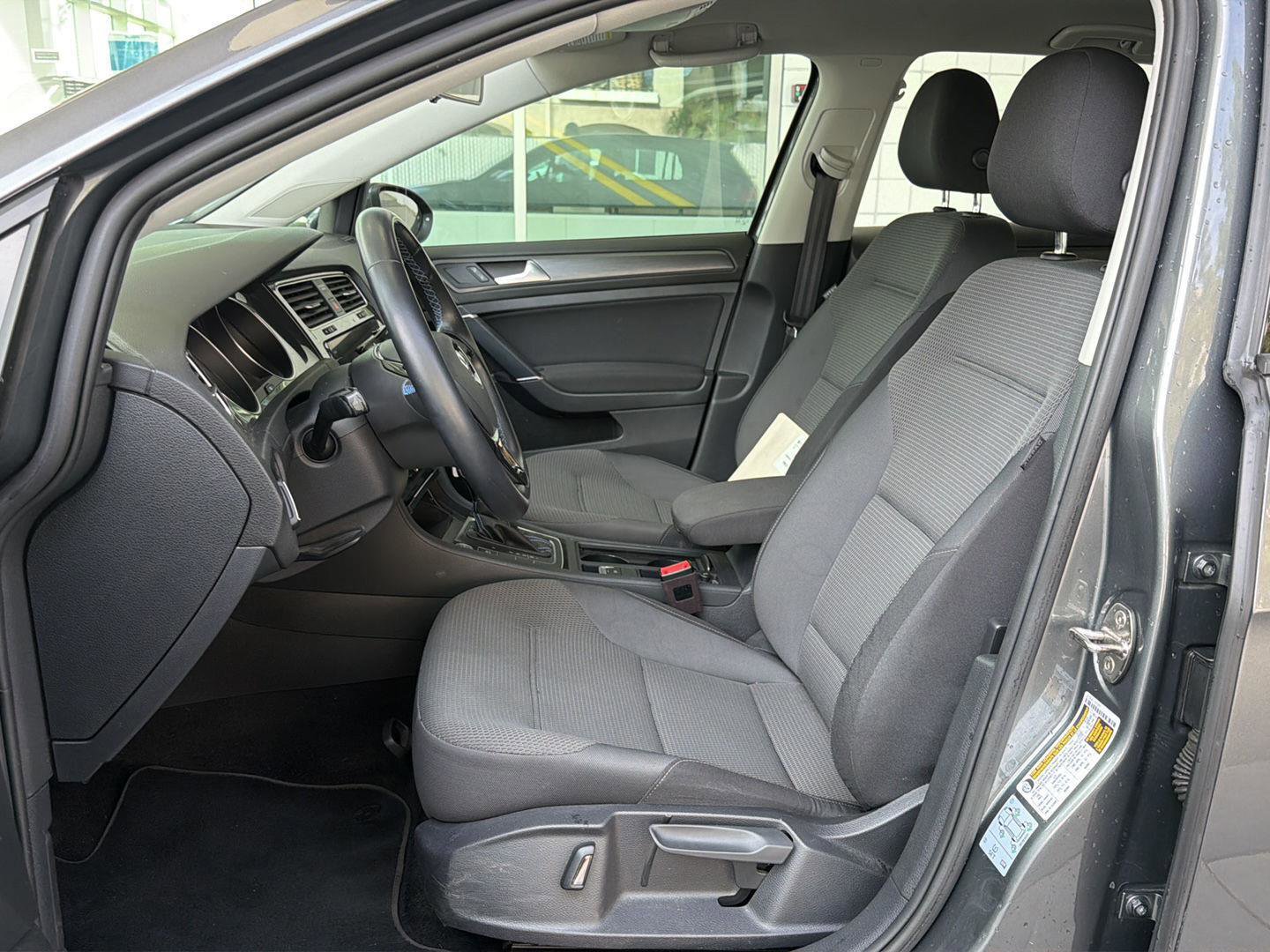 Used 2019 Volkswagen e-Golf SE w/ Driver Assistance Package image 19