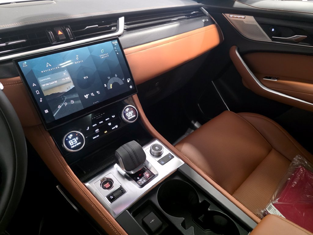 Certified 2025 Jaguar F-PACE R-Dynamic S AWD/4WD image 31
