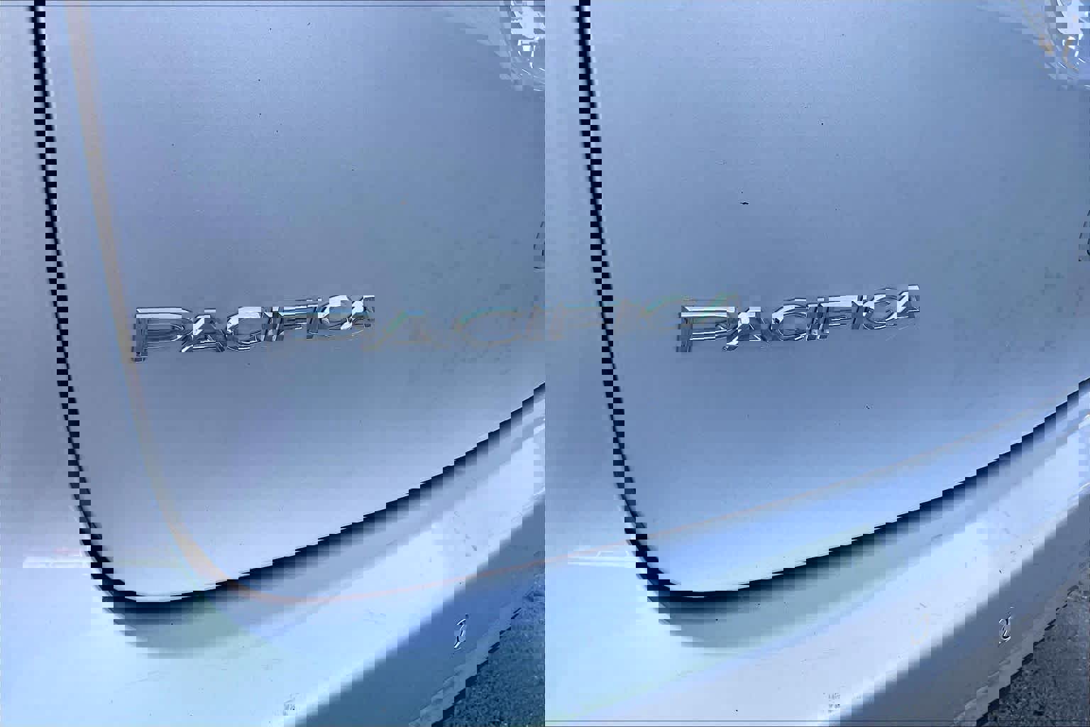 Used 2024 Chrysler Pacifica Touring-L image 30