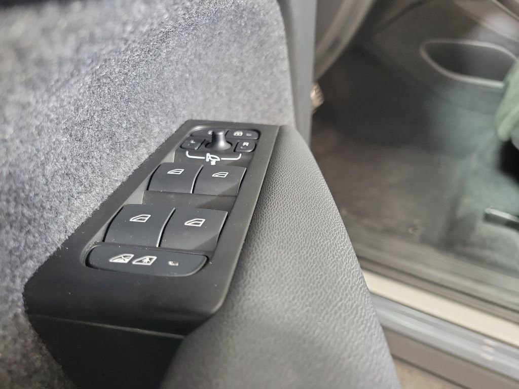 Used 2022 Volvo XC40 P8 Recharge Ultimate image 16