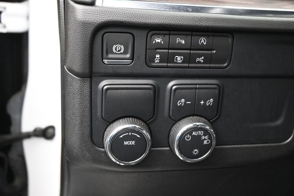 Used 2025 Chevrolet Suburban LT RWD image 16