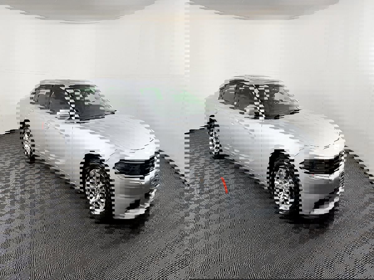 Used 2019 Dodge Charger SXT w/ Leather Interior Group RWD image 5