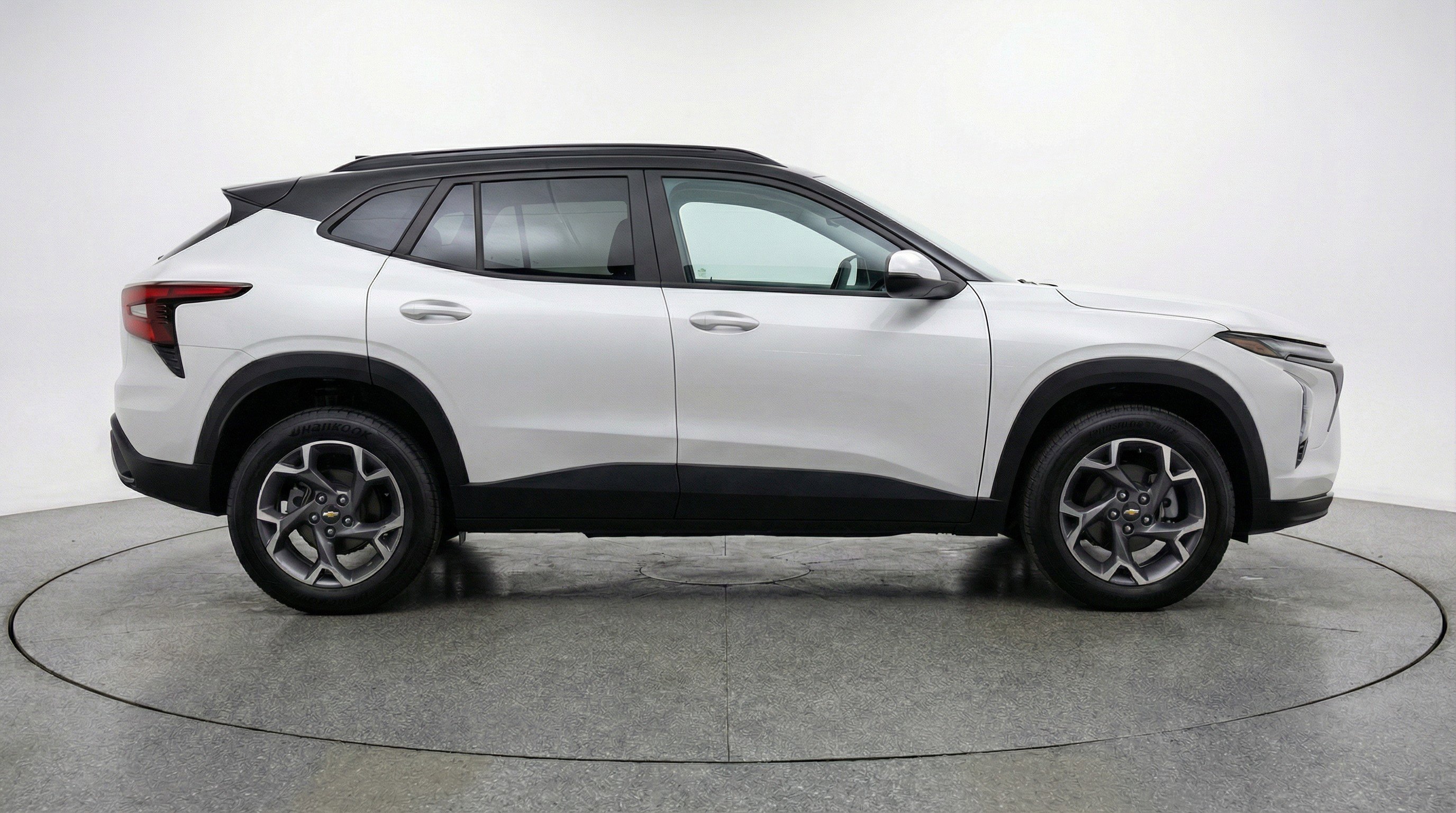Used 2025 Chevrolet Trax LT w/ LT Convenience Package FWD image 11