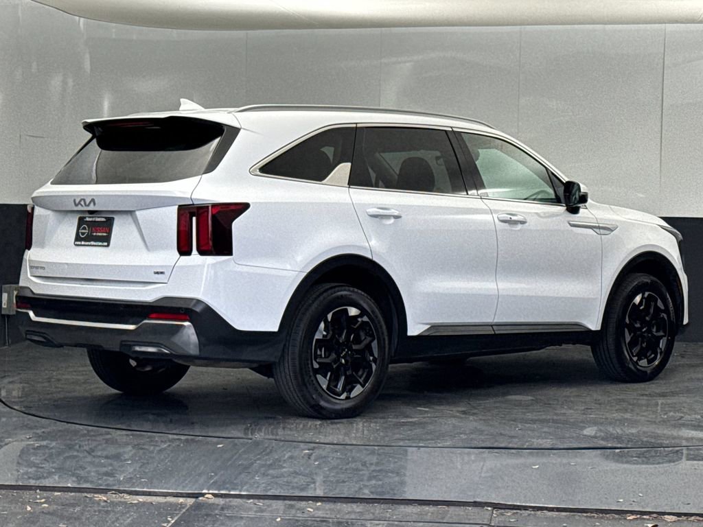 Used 2024 Kia Sorento S image 3