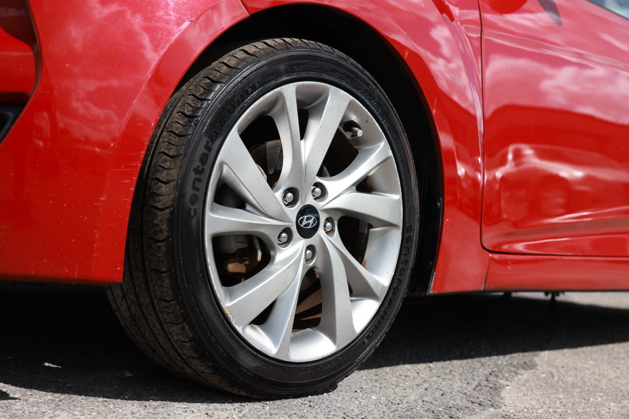 Used 2016 Hyundai Veloster FWD image 27
