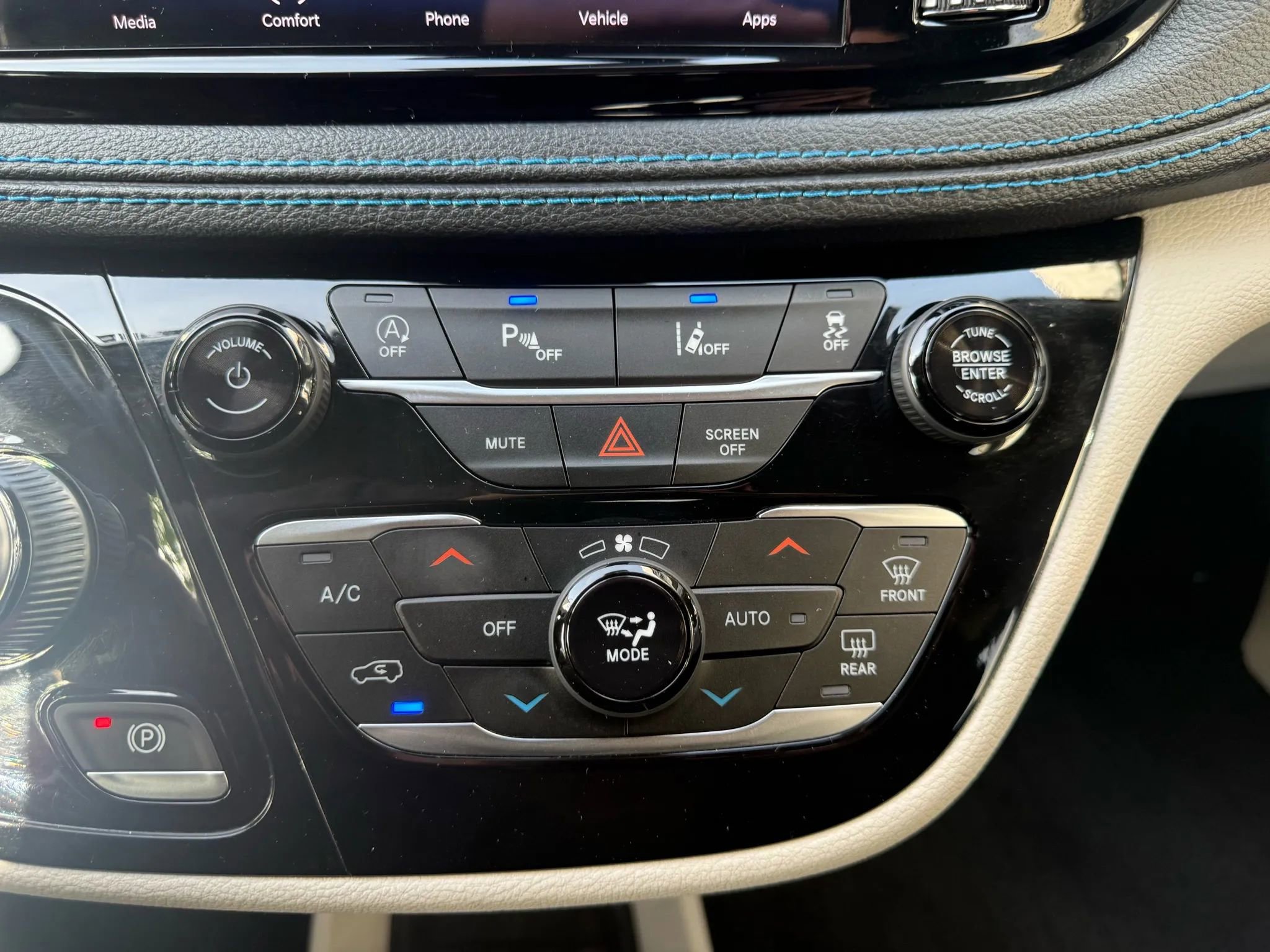 Used 2021 Chrysler Pacifica Touring w/ Uconnect Theater Family Group image 29