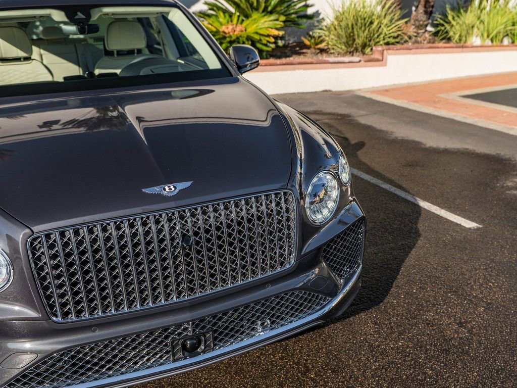 Used 2025 Bentley Bentayga image 37