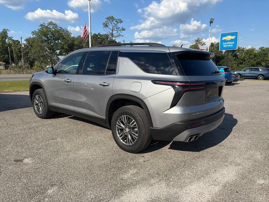 Used 2025 Chevrolet Traverse LT FWD image 4