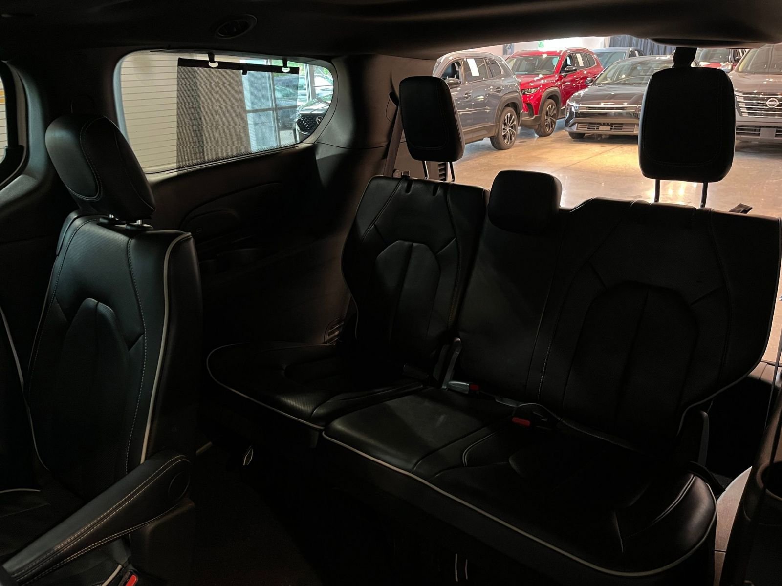 Used 2025 Chrysler Pacifica Limited FWD image 32