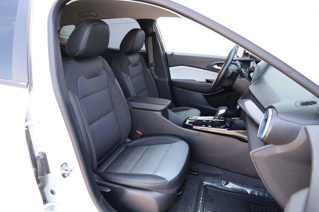 Used 2025 Chevrolet Trax LT w/ LT Convenience Package FWD image 26