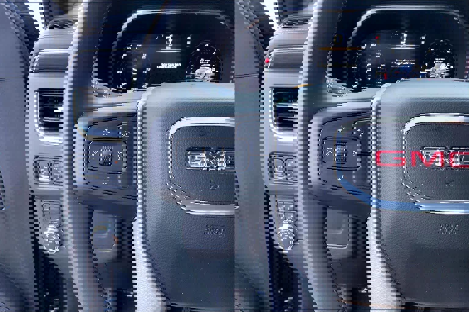 Used 2024 GMC Yukon SLT image 23